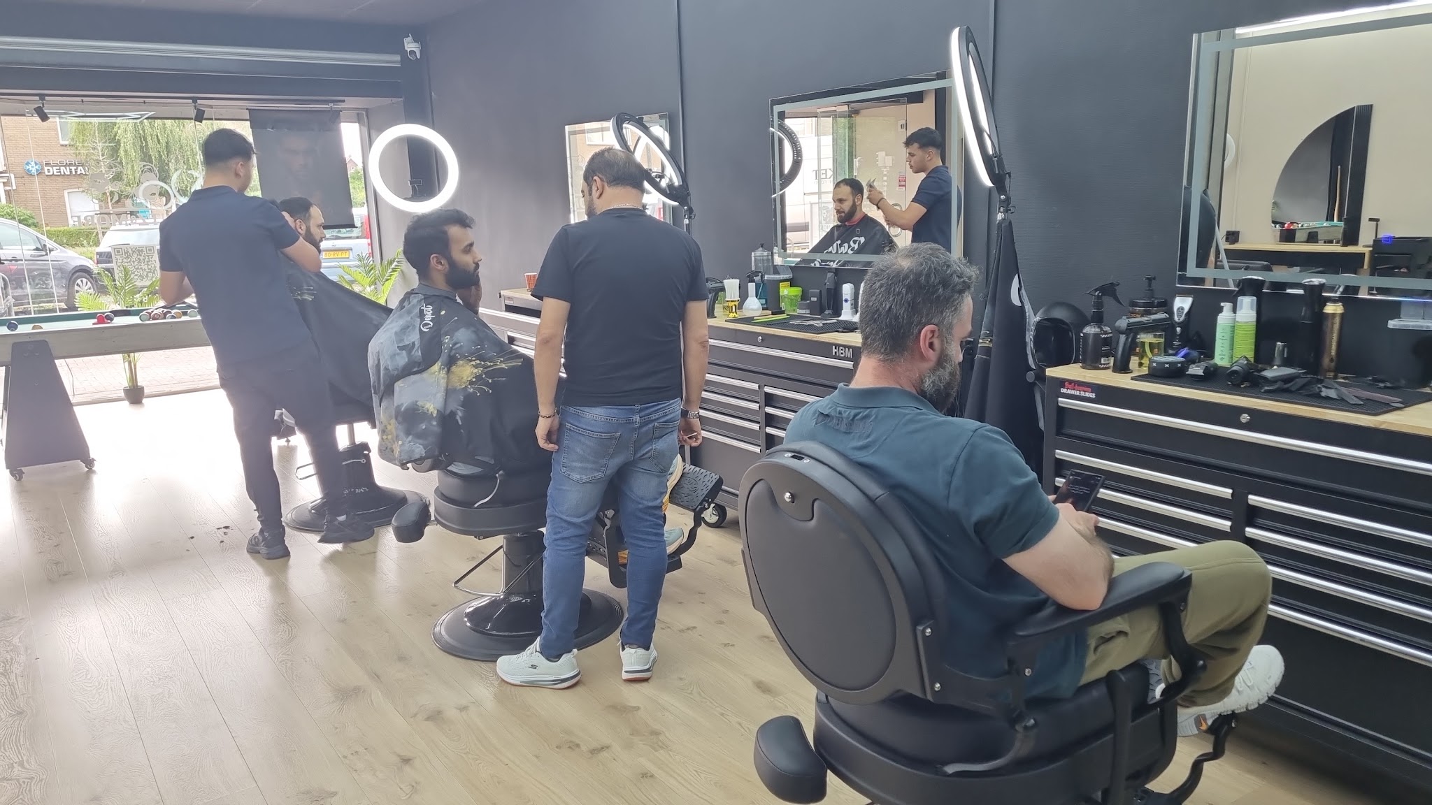 De barbers van Cutz & More aan het werk in de salon